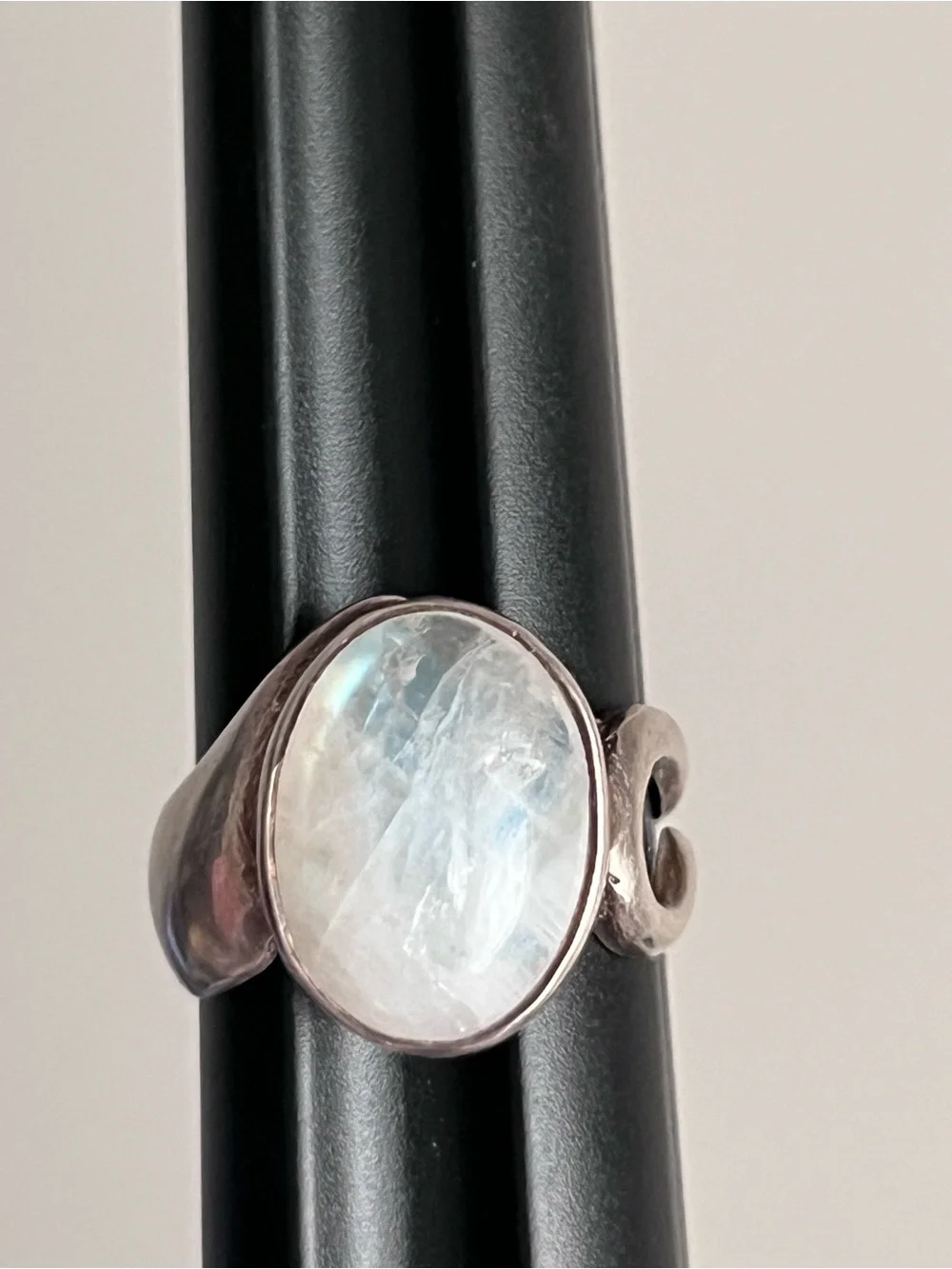 925 Sterling Silver Oval Rainbow Moonstone Ring with Leaf Vine Design Size 8.5